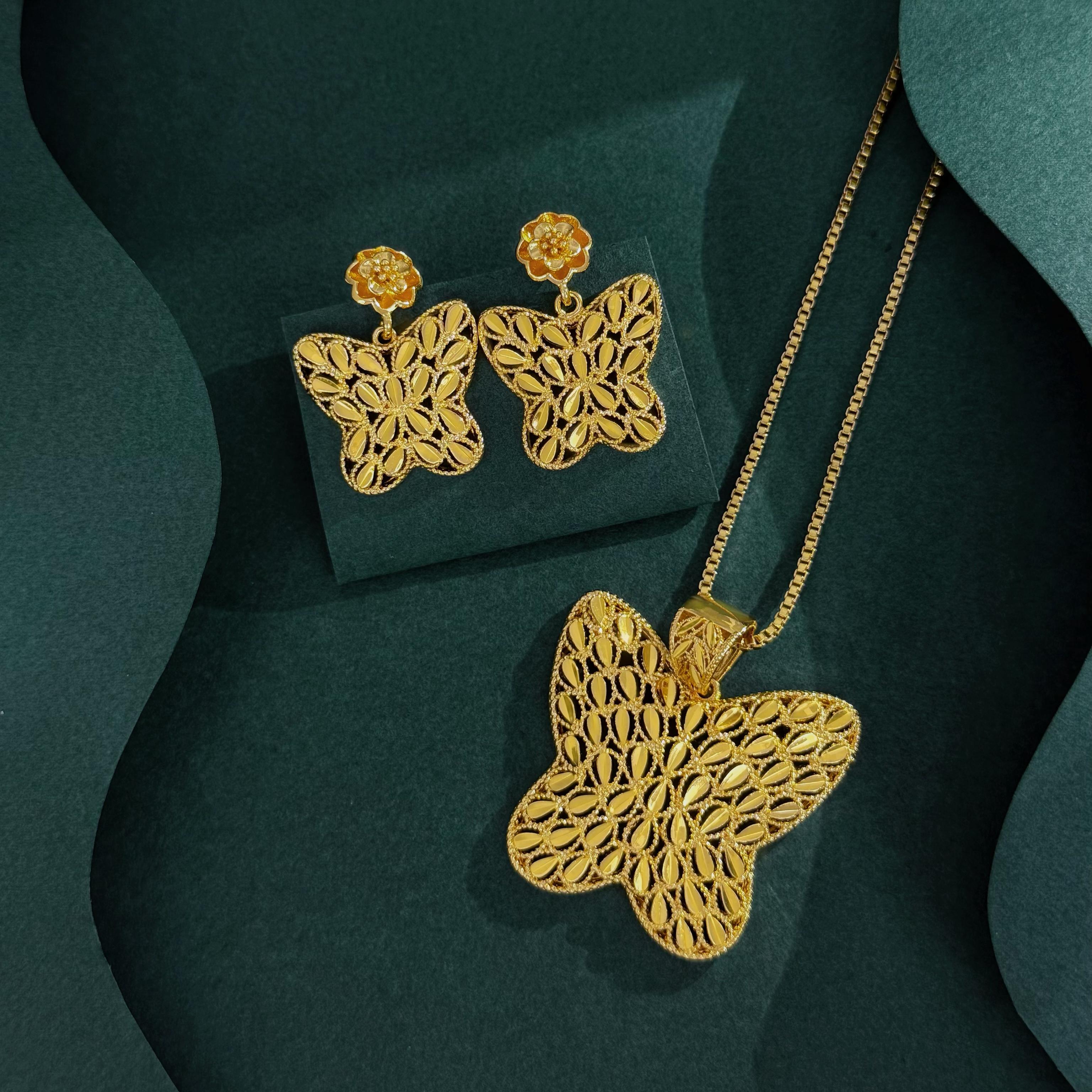 

CMM Золотой филигранный набор украшений с бабочками Изысканные серьги с полым узором, кулон, ожерелье Элегантный женский модный аксессуар для вечеринок, повседневной носки золотой