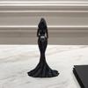 Statua in Resina con Cappuccio Senza Volto, Ornamento Gotico Oscuro di Halloween, Scultura di Fantasma Misterioso che Tiene un Teschio, Statuetta Artistica con Vestito per Soggiorno
