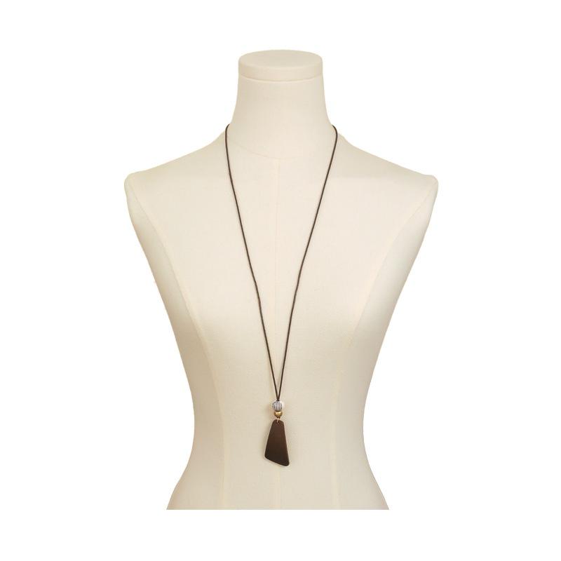 Chinese Vintage Charm: Brown Wooden Pendant Necklace for Women – High-End, Niche Clavicle Chain, Long Summer Style