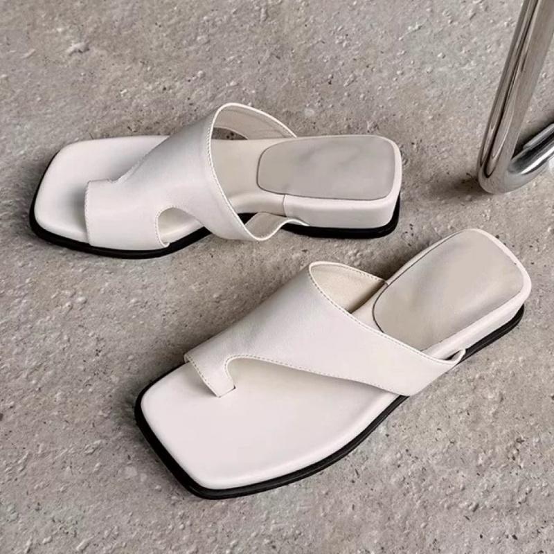 Fashion Casual Clip Toes Women's Flat Sandals Slippers 2025 Summer New Outside Beach Shoes Elegant Wedge Metal Decorative Women Slippers
