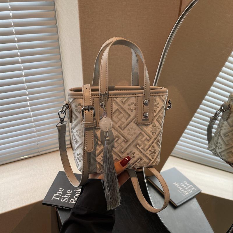 

Портативная нишевая дизайнерская сумка женская сумка-ведро новая модная сумка для通勤 на плечо и через плечо