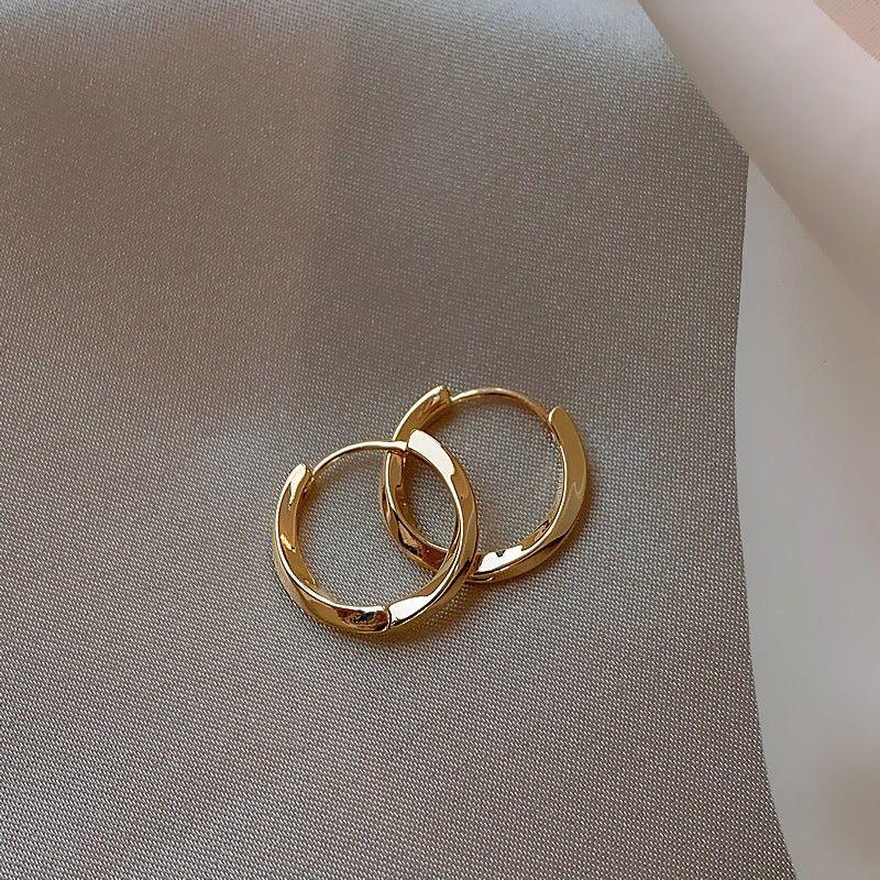 2025 New Arrival Best Selling Accessible Luxury Fancy Pearl Circle Ear Clip Earrings Female Elegant Ear Studs Niche Style Unique Earrings