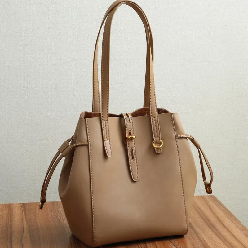 New Women's Large Capacity Cowhide Tote Bag Versatile Fashion Shoulder Bag for Commuting Work Female Trendy Bucket Handbag