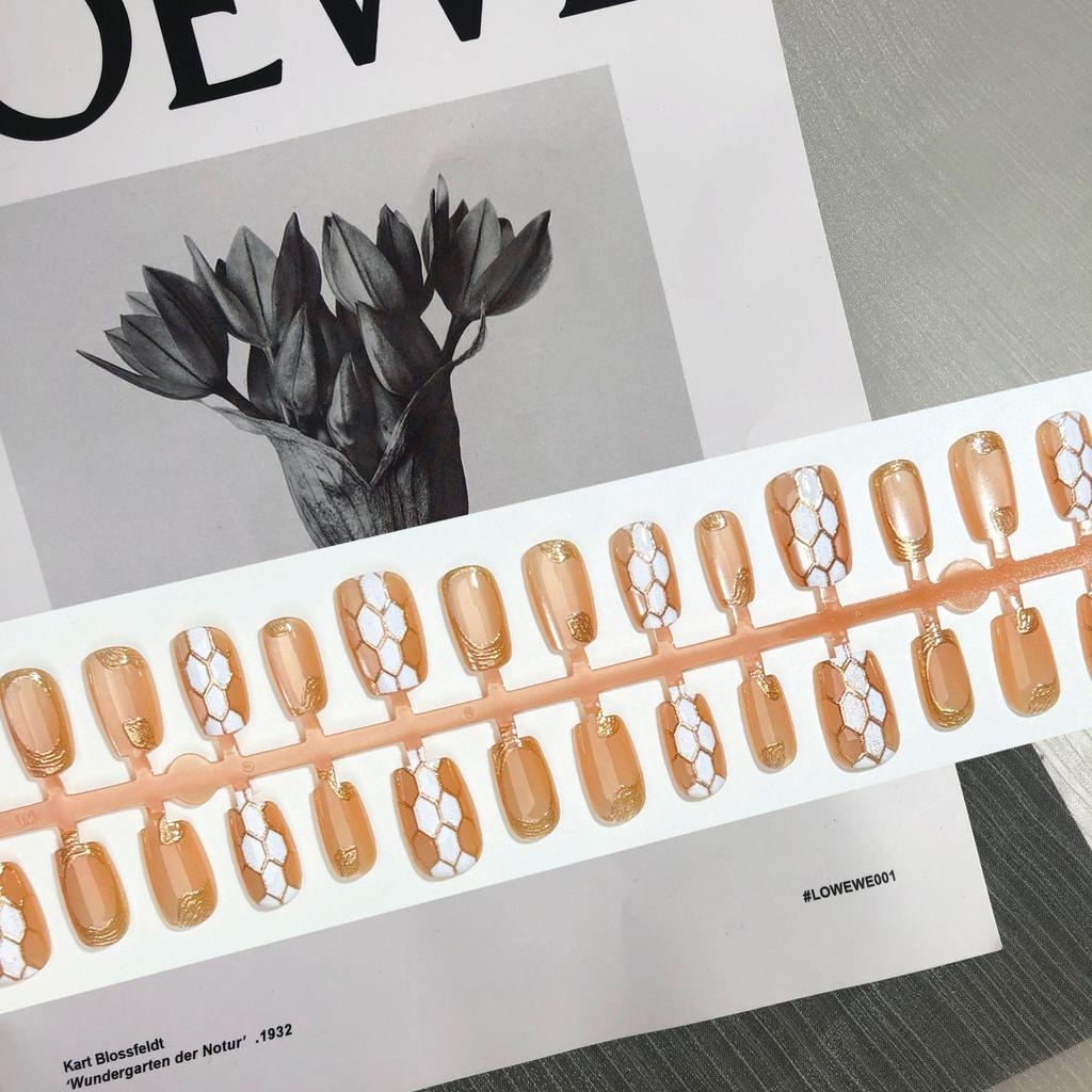Gold-Plated Orange Snakeskin Press-On Nails: Luxurious Temperament Style with Nail Stickers, High-End Pre-Made Tips, 30 Pieces.