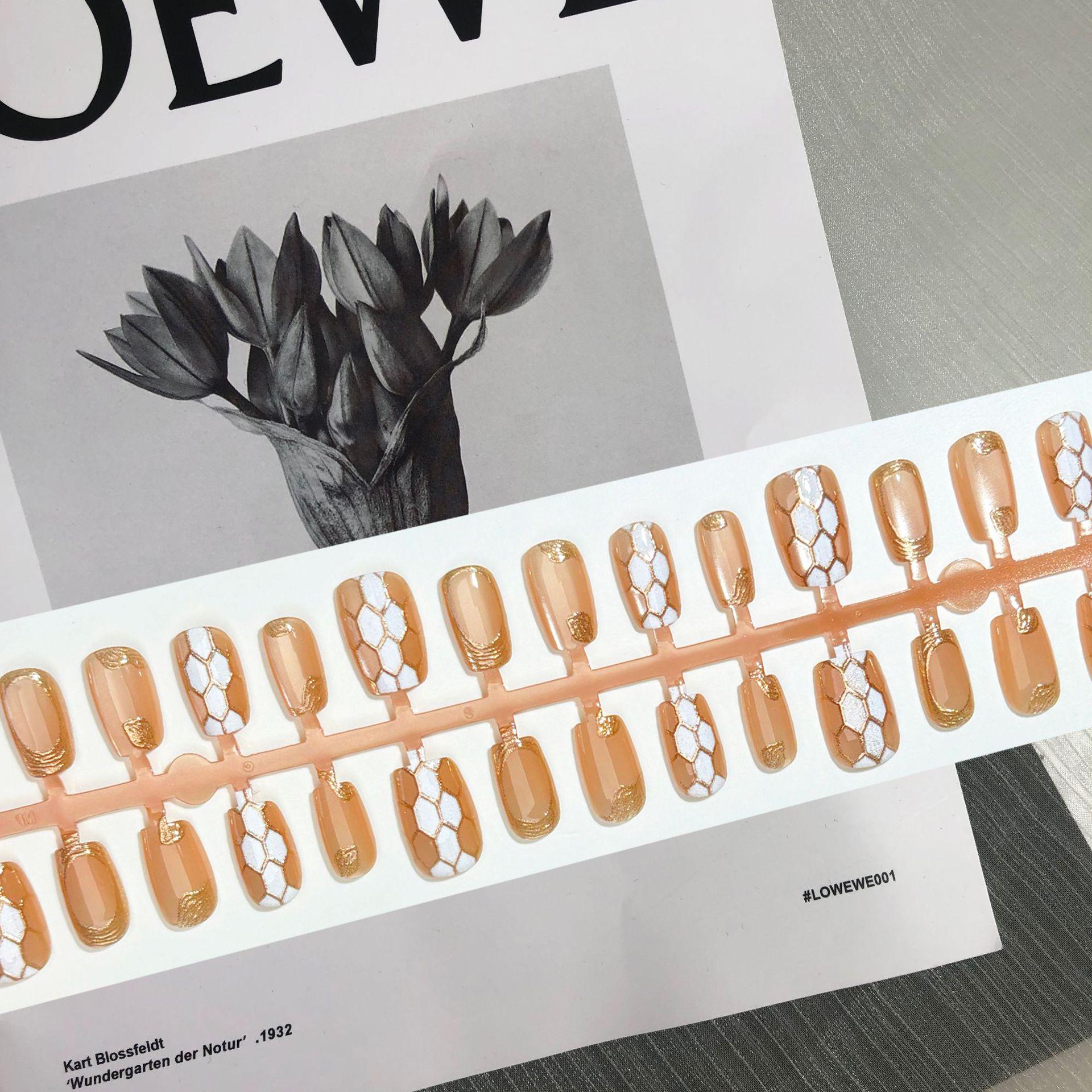 

Накладные ногти с оранжевой змеиной кожей с золотым покрытием: Роскошный Темпераментный Стиль с Наклейками для Ногтей, Высококлассные Готовые Типсы, 30 штук.