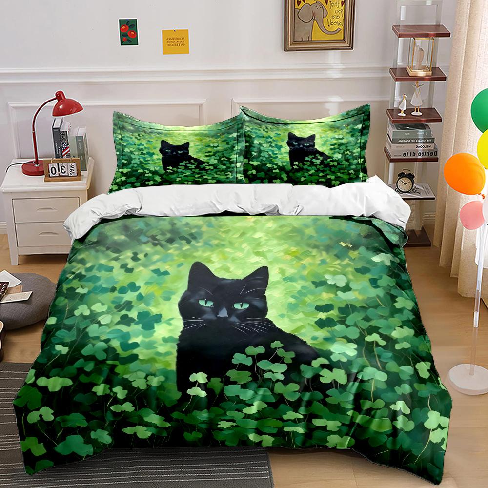 Schwarze Katze zwischen üppigen Kleeblättern Druck Bettwäsche Set 1 Bettbezug 2 Kissenbezüge Für Erwachsene Und Kinder Luxuriöses Geschenk Vollgröße