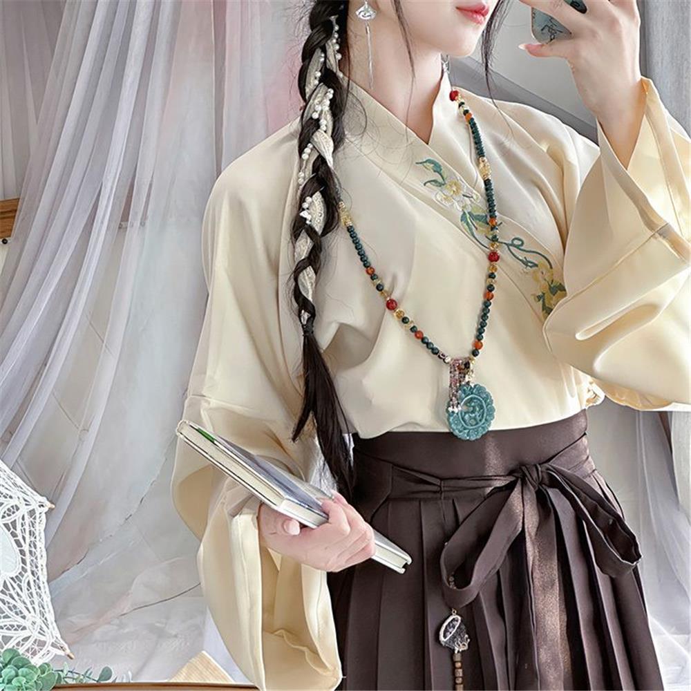 Hanfu im chinesischen Song-Dynastie-Stil, modifizierter langer Bei Zi und verdickter Faltenrock für den Alltag