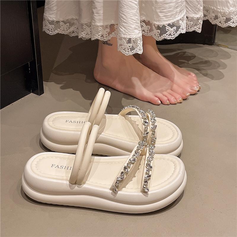 Thick-soled stepping on shit feels two wear cool slippers women's 2025 summer new thin-strapped rhinestone one-word drag Roman wind beach shoes
