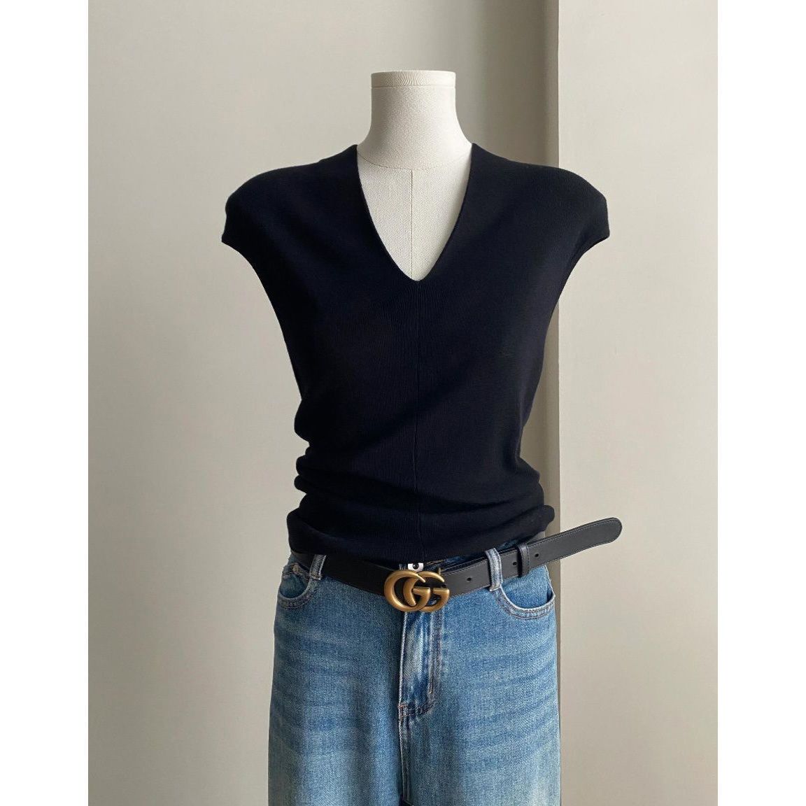 

Женский винтажный черный вязаный топ без рукавов с V-образным вырезом и драпировкой по бокам S чёрный