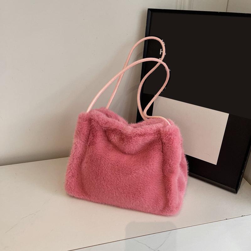 New Plush Bucket Bag for Autumn and Winter, Women's High-end Texture Niche Design Commuter Handbag