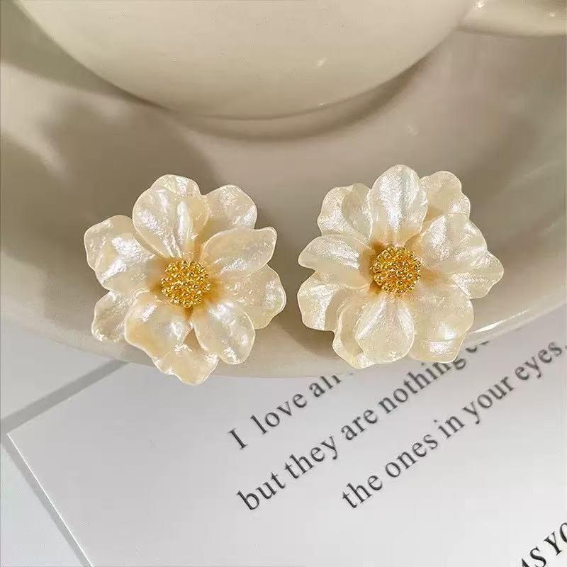 Elegant Butterfly Pearl Earrings: 925 Silver Niche Design, High-End Luxury Ear Studs & Hoops for Women.