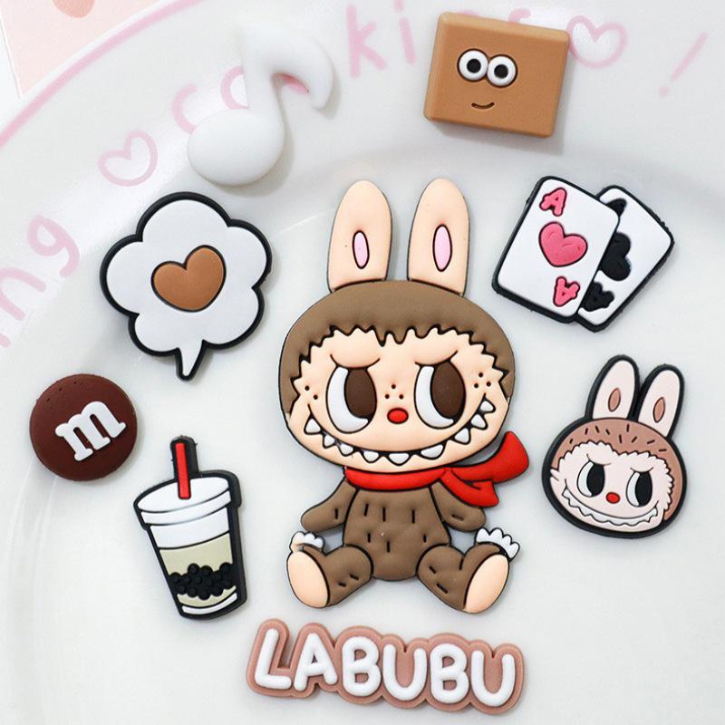 Rajzfilm Labubu 3D matricák: Díszítsd telefonokat, csészéket, hűtőmágneseket és autó belső tereit