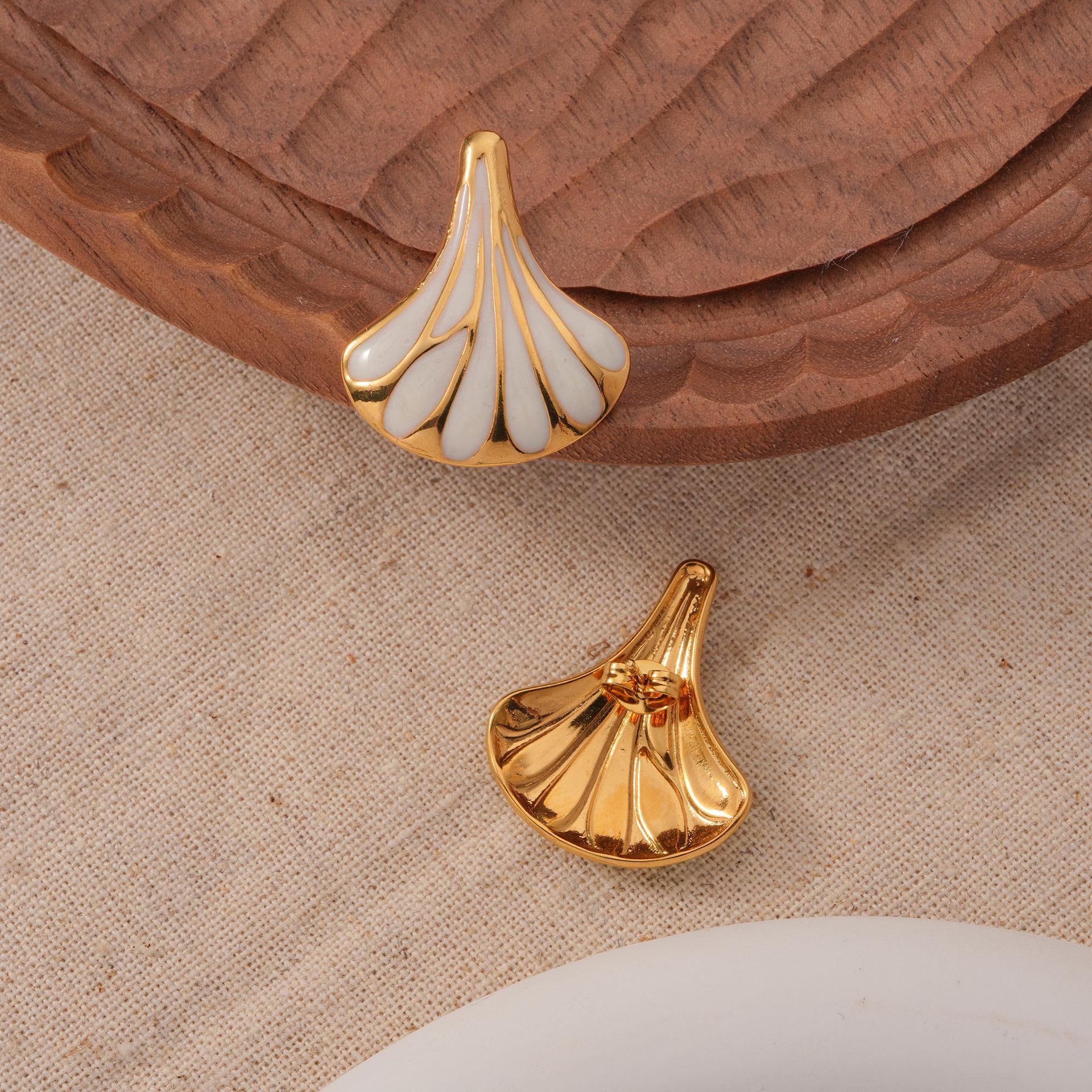 French High-End Colorful Ginkgo Leaf Earrings - Irregular Design with Drip Glue белый