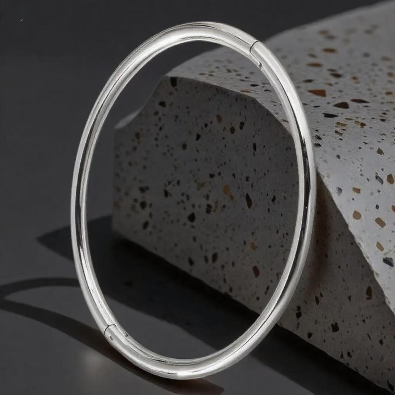 European & American Titanium Steel Geometric Bangle: Luxurious Stainless Steel Bracelet for Women