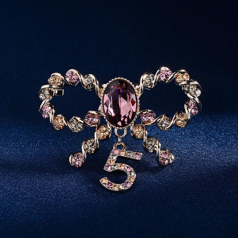 Temperament Bow 5-Character Brooch Personality Crystal Brooch Niche Premium Design Pin Suit Accessories