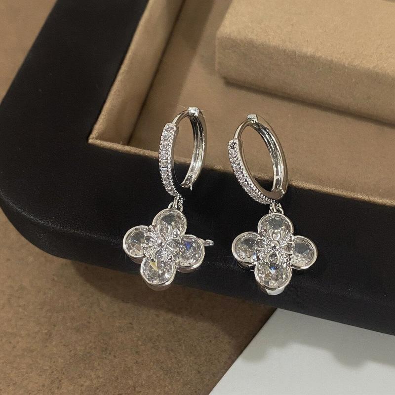 Zircon lucky grass flower pendant, ear buckle, cold wind, simple and fashionable earrings, light luxury and high-end earrings, women