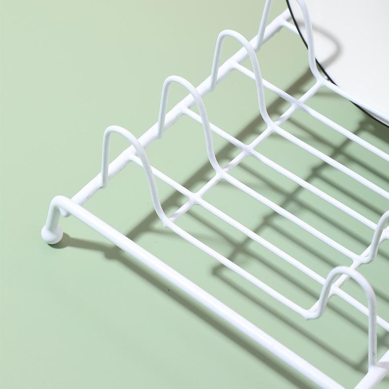 Abtropfgestell für Geschirr und Schüsseln in der Küche zur Aufbewahrung auf der Arbeitsplatte und im Schrank