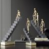 Harz-Handwerk Figur Skulptur Treppenleiter Goldener Mann Abstrakte Dekorative Figuren Raumdekoration Zubehör