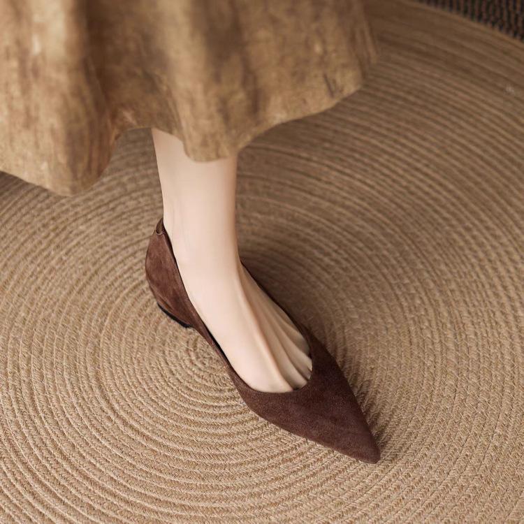 

Huge good-looking~ pointed head shallow mouth single shoes women s 2025 new simple and versatile inner height-increasing shoes 42