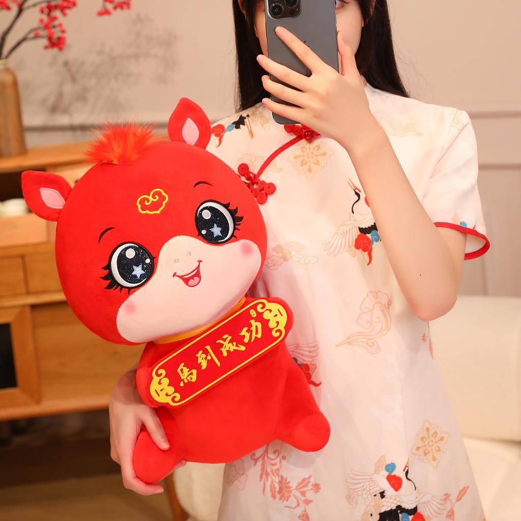 Søt Maskot for Hestens År som holder kort ponnidukke dyrekretshest plysjleketøy hest suksessdukke nyttårsgave