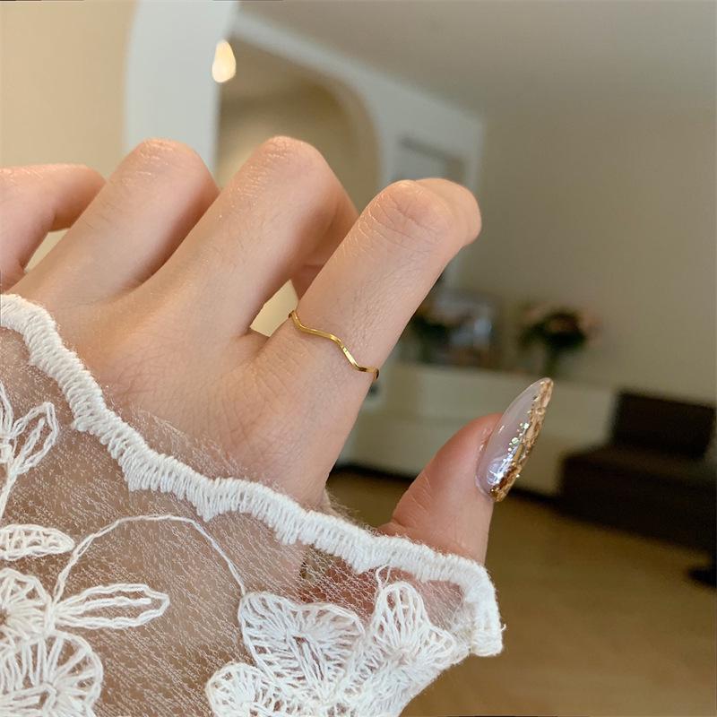 Slender Wave Geometric Gold-Plated Ring - Fashionable Internet Celebrity Style for Women