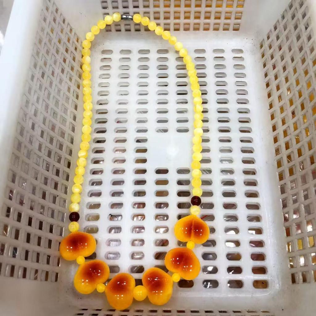 Pendentif en cire Cœur de Pêche sur Collier Jaune Ambre
