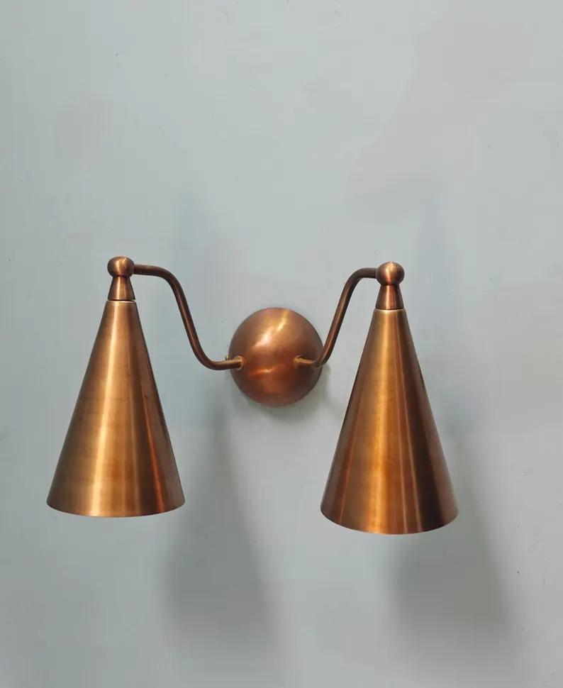Para mosiężnych kinkietów ściennych: Lampy stożkowe wtykowe w stylu mid-century modern