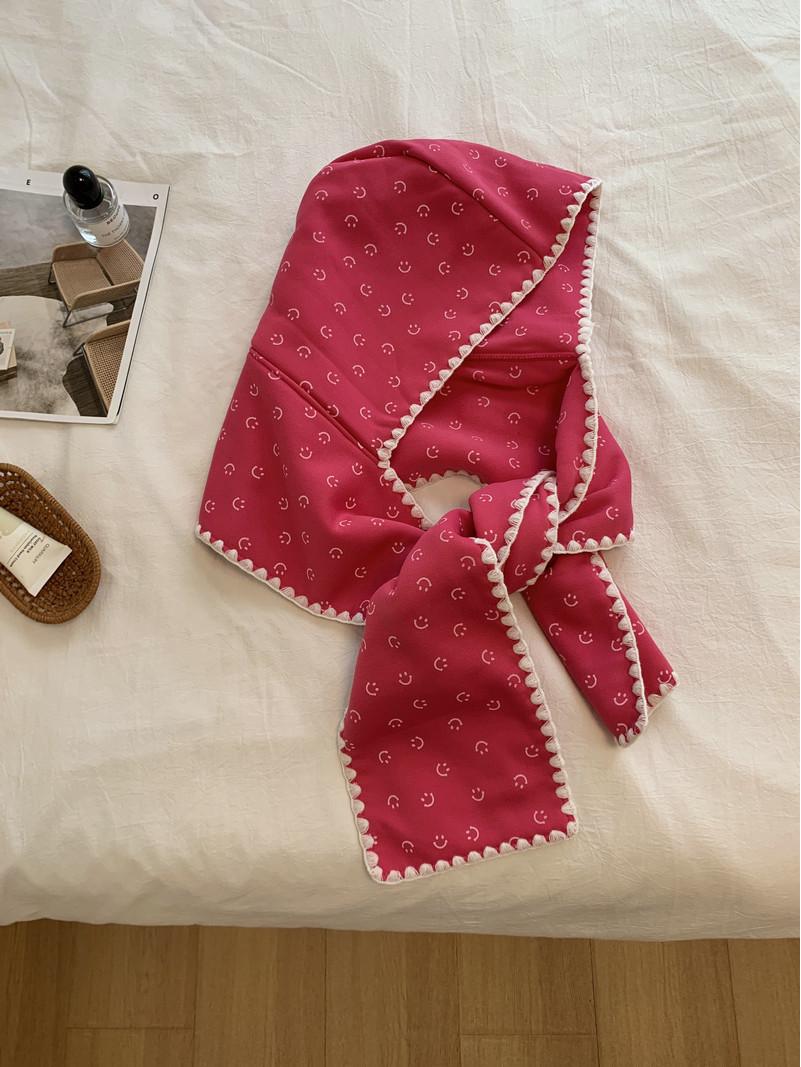 

Комплект из черного шарфа и шапки с изображением смайлика Minjiena Korea, осень 2023 г. — милый, универсальный, теплый кружевной дизайн.