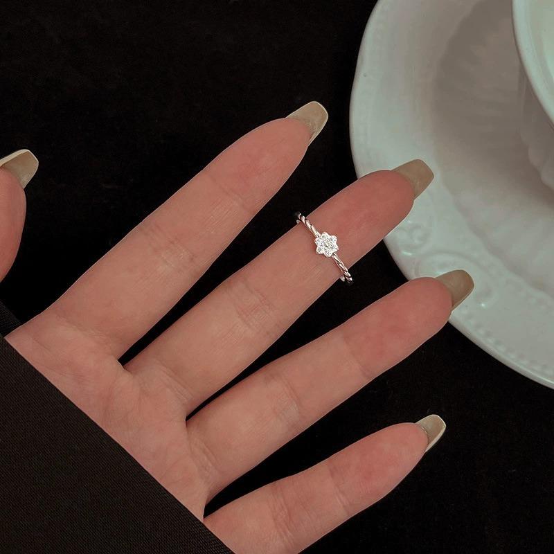 Bague Zircon Flocon de Neige pour Femme Design de Niche Sens de la Mode Polyvalente Simple Personnalité Petite Fleur Bague d'Index