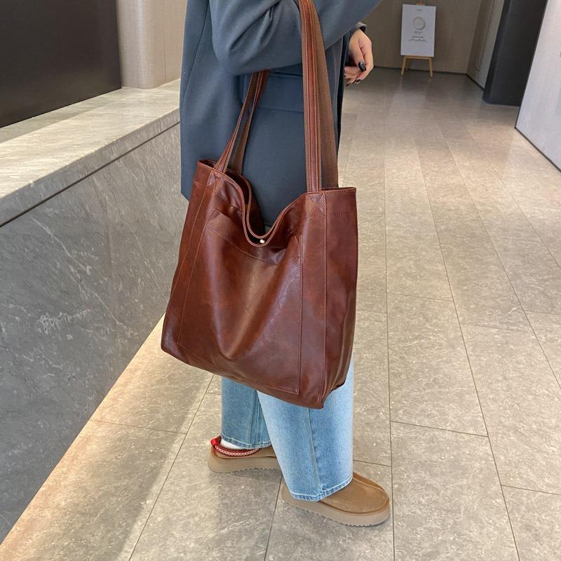 Retro Oil Wax Leather Portable Shoulder Bag Large Capacity Fashionable New Tote Bag Bag Bag with Pocket Women's Soft Leather Bag