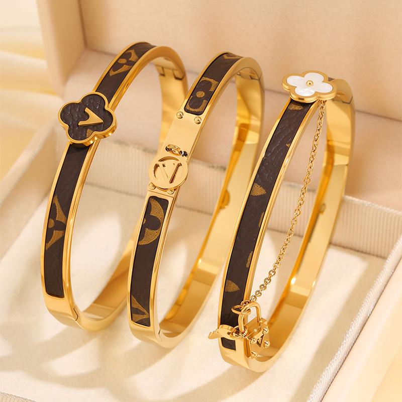 Módní titanová ocelová zámková řetízková kožená náramek se čtyřlístkem pro ženy - Prémiový, Barevně stálý, Evropský a Americký módní design