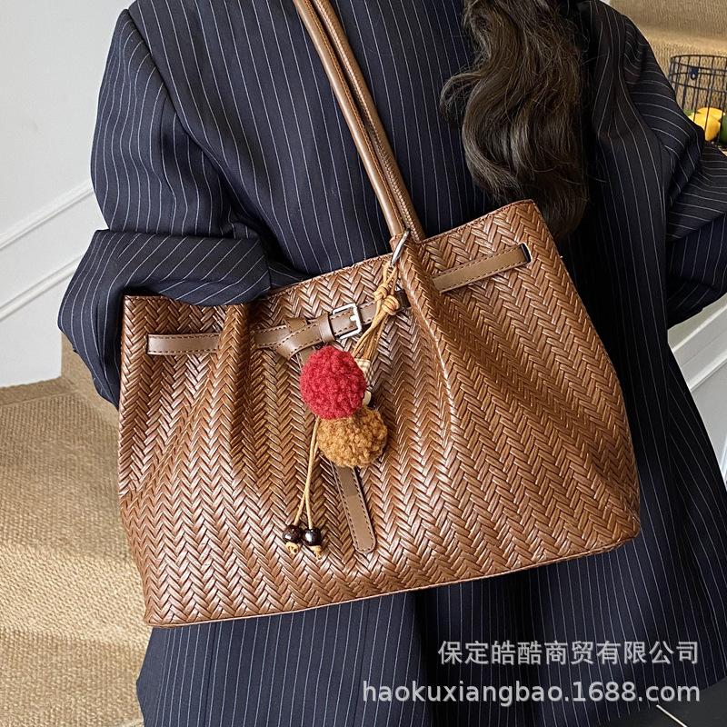 Retro Bag Women's Large Capacity 2025 New Autumn and Winter Versatile Woven Bag Shoulder Bag Casual Commuter Tote Bag