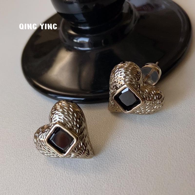 European & American Metal Heart Stud Earrings - Luxurious Retro Design Standard
