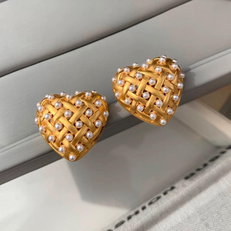 

Gold Woven Heart Stud Earrings – Retro Frosted Metal Design for Women