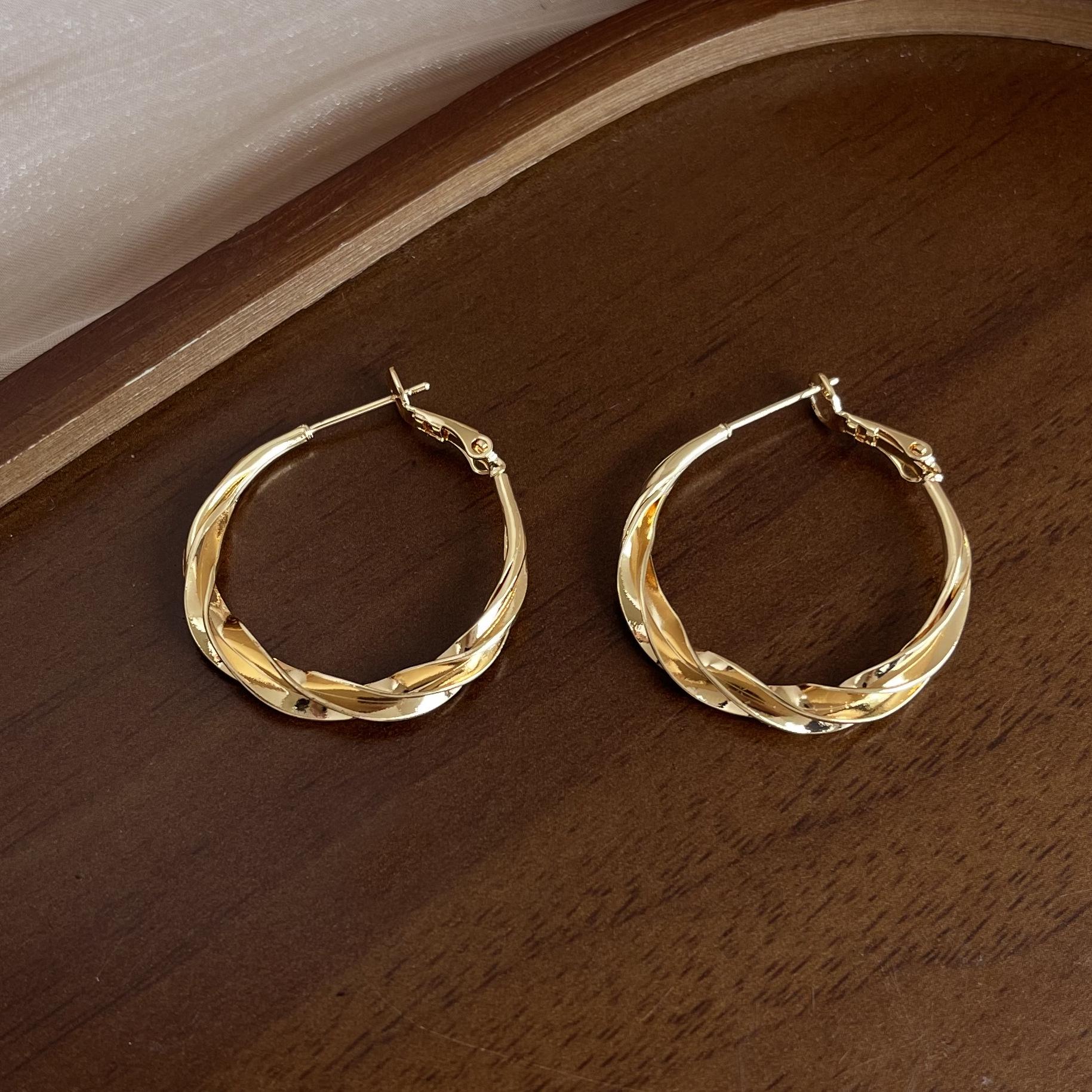 

Elegant Geometric Twisted Circle Earrings - Bold, High-End Style for Women
