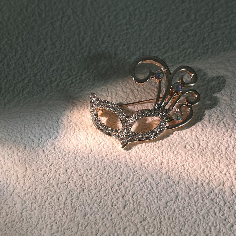 Broche clásico de cristal con forma de máscara de zorro para mujer