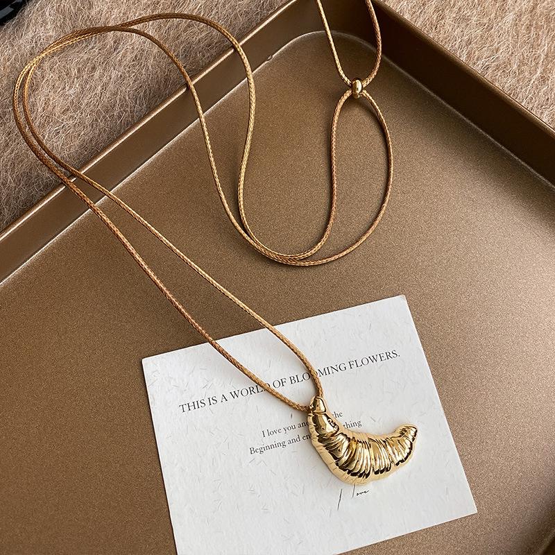 

Korean Minimalist Black Leather Croissant Chain Necklace for Women – Luxury Autumn/Winter Design