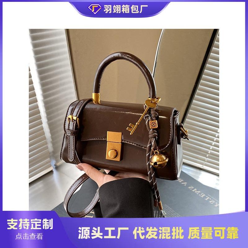 Small bag women's autumn and winter retro new versatile shoulder messenger bag portable work small bag