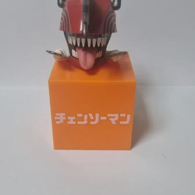 

Фигурка человека с бензопилой