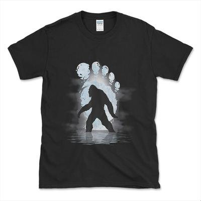 Impronta di Bigfoot Luce Lunare Divertente Sasquatch T-Shirt Unisex