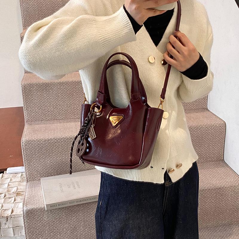 Hand Carry Fashionable Casual Bucket Bag Women's High-end Sense Simple Shoulder Oblique Span Bag 2025 Autumn and Winter New Niche Design