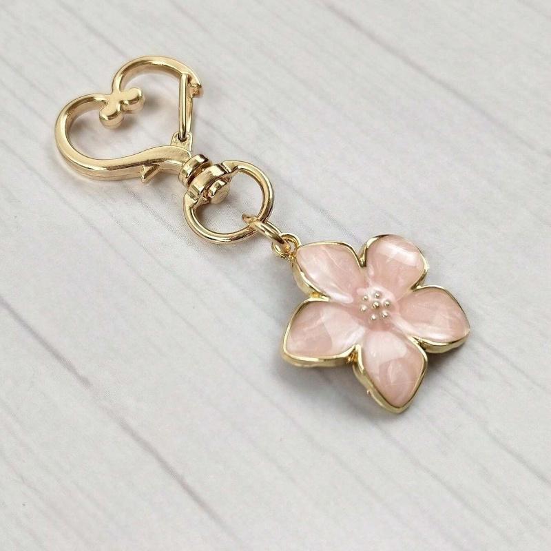 1 Stück Metall Schlüsselanhänger in Sakura-Blütenform mit leichtem, fließendem Sakura-Design und ID-Anhänger, geeignet für Taschen, Autos, Paare und als Weihnachtsgeschenk, Geldbörse