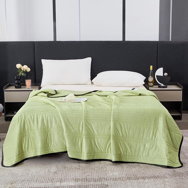 

Шелковое летнее одеяло с охлаждающим эффектом: Одинарное/Двойное, Машинная стирка, Подходит для кондиционера, Тонкое подарочное лоскутное одеяло 150x200 cm