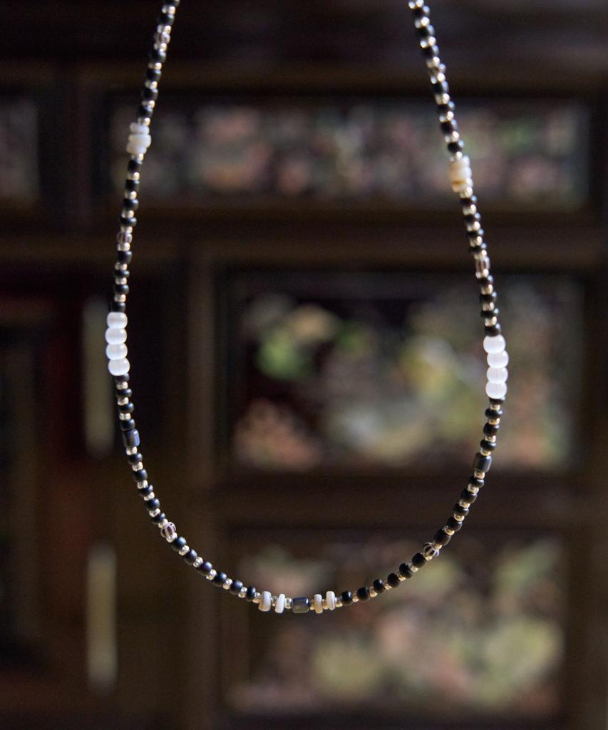 Marcoroho Mother-Of-Pearl Bead Necklace [Mother-Of-Pearl Chest]