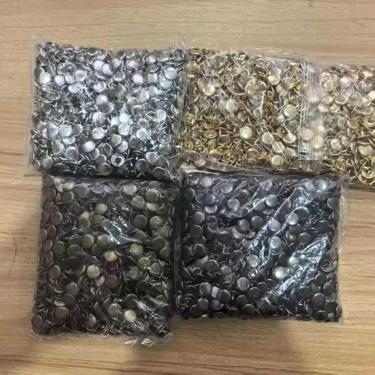 Кожаный органайзер для кабелей и наушников в форме сердца.