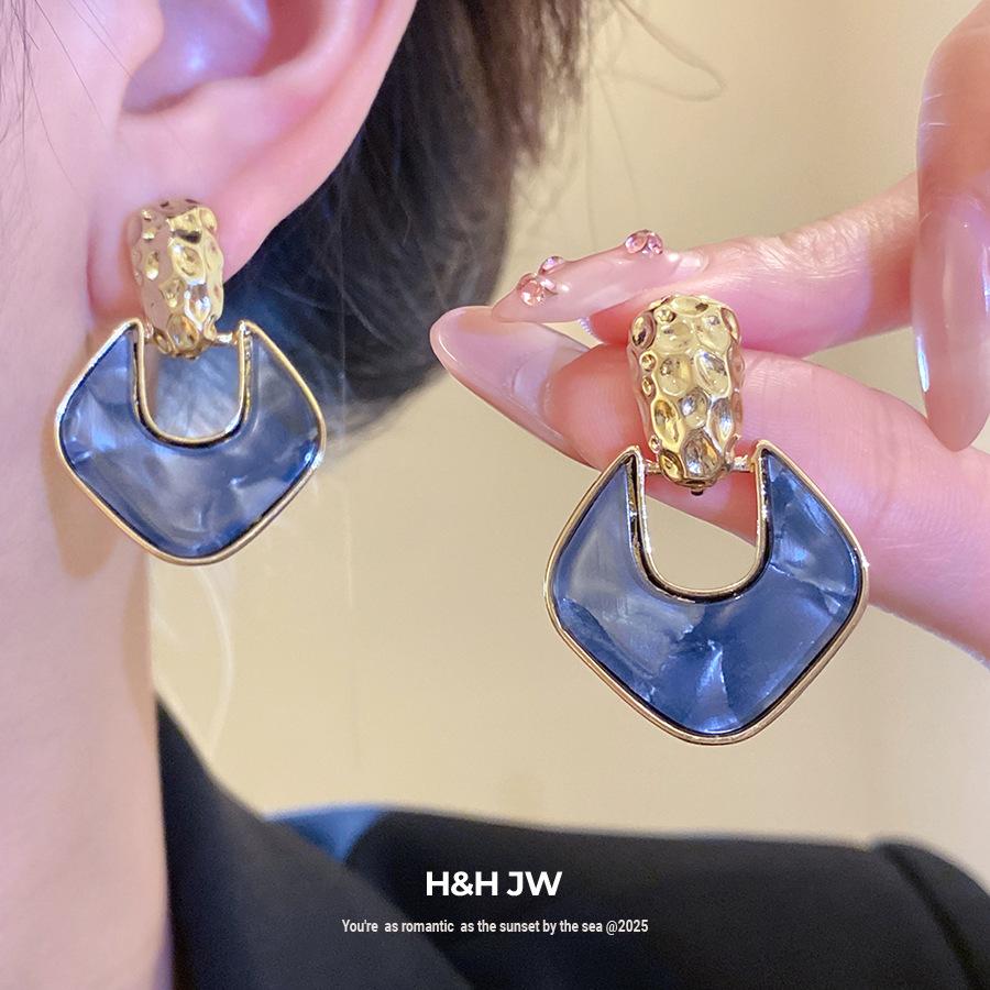 Silver needle pleated rhombus pendant earrings retro court style temperament versatile earrings light luxury high-end earrings