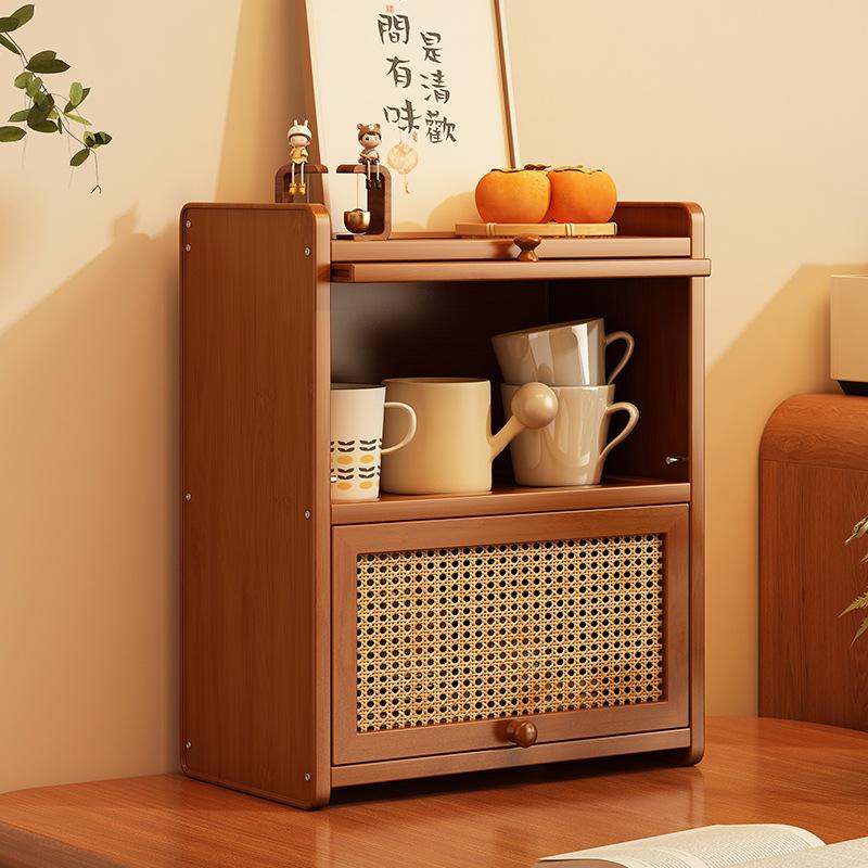Armário de Armazenamento de Cozinha com Portas Decorativas em Rattan Sintético, Mini Armário de Armazenamento de Bancada de Bambu com Prateleira Organizadora com Porta Basculante, 1 peça