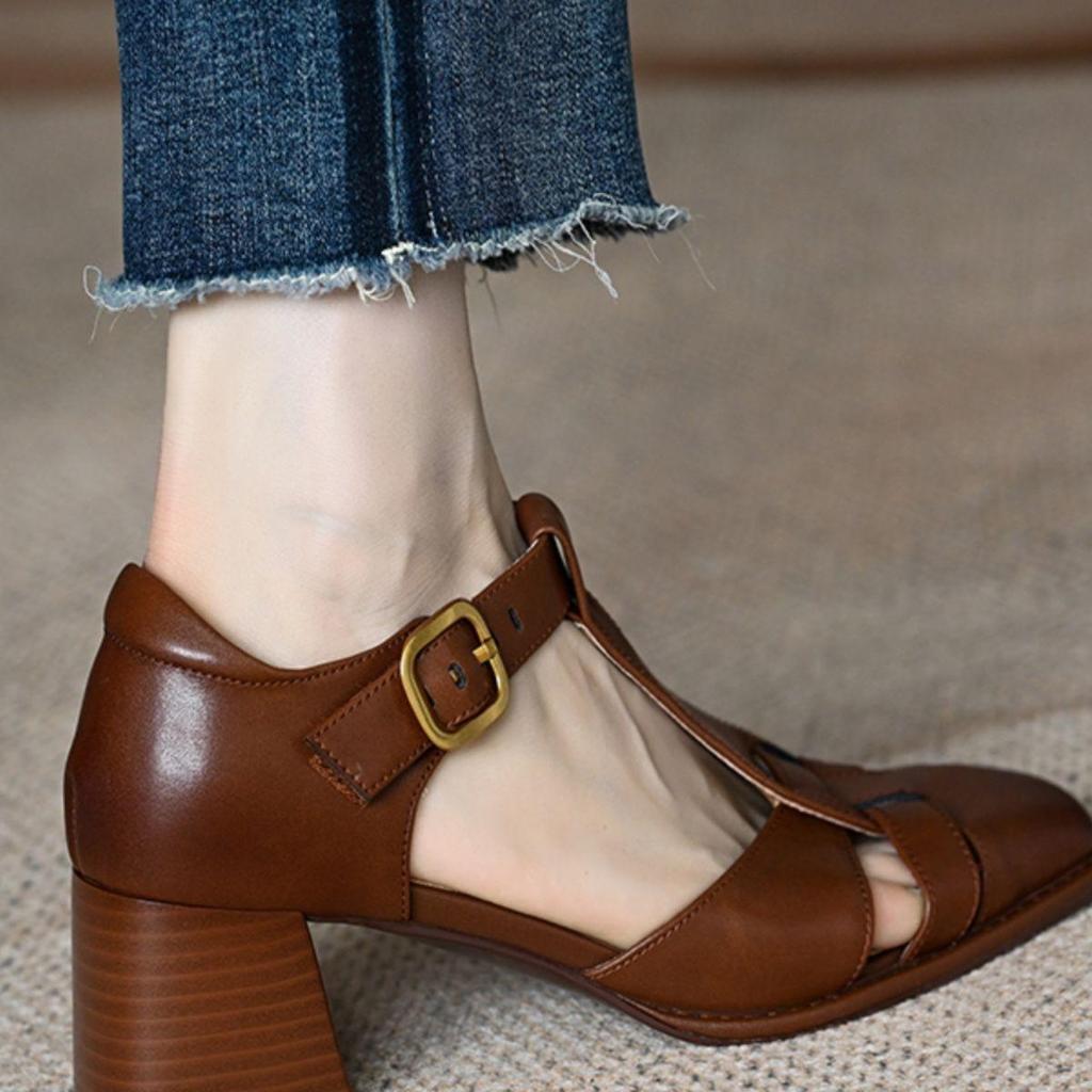 Herr. M Baotou Sandalen Damen Sommer 2026 Neu Hohle T-förmige mit Retro Dickem Absatz Gewebte Hohle Schweinekäfigschuhe