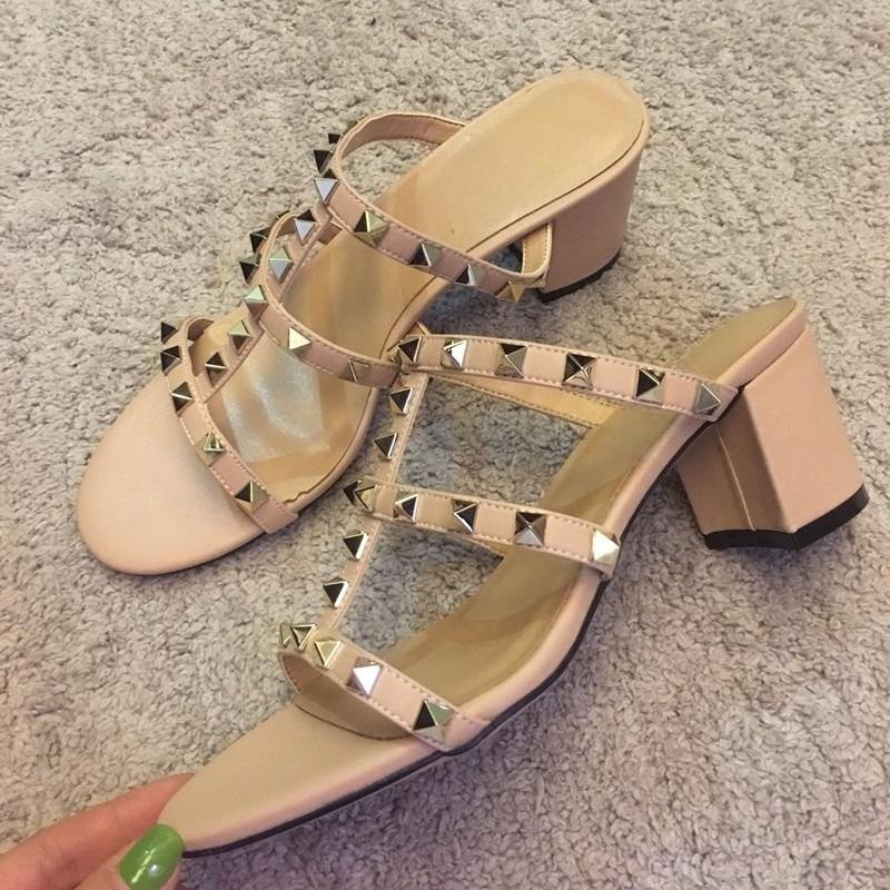

Новые шлепанцы на блочном каблуке с заклепками для ношения на улице, новые универсальные шлепанцы из мягкой кожи с ремешком на одно слово, с открытым носком и каблуком-рюмочкой для женщин 38