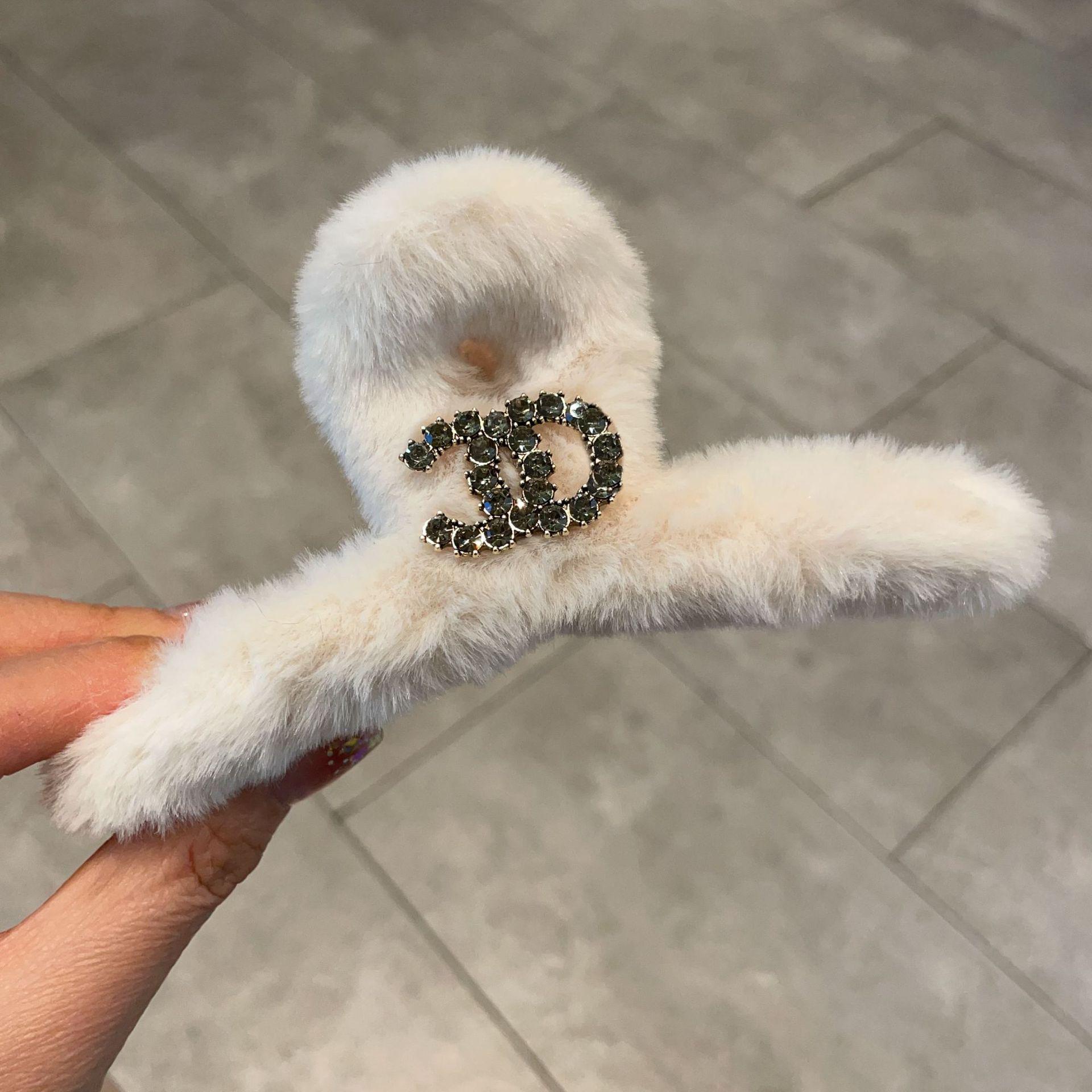 

Заколка для волос из искусственного меха кролика с буквой из стразов, осень/зима белый